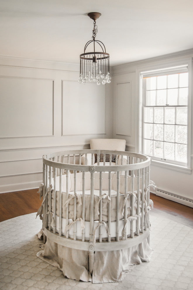 rond babybedje in het interieur