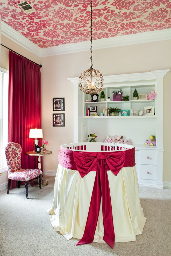 rond babybedje in het interieur