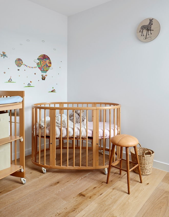 ovaal babybedje in het interieur