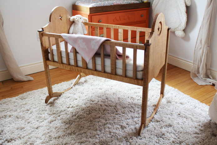 schommelbed voor pasgeborenen in het interieur