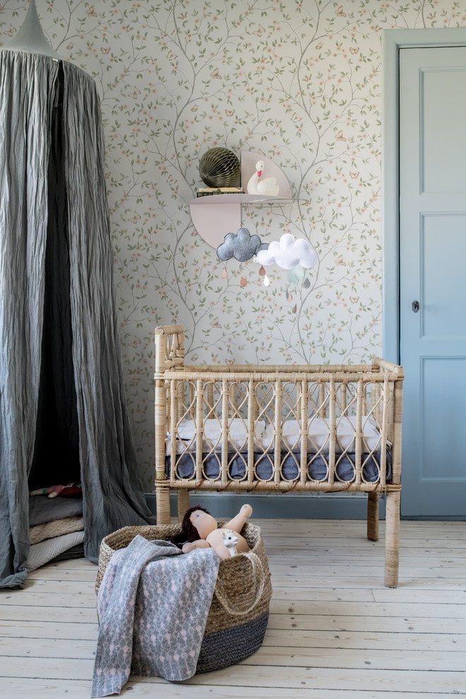 ongebruikelijk ontwerp van een babybedje in het interieur