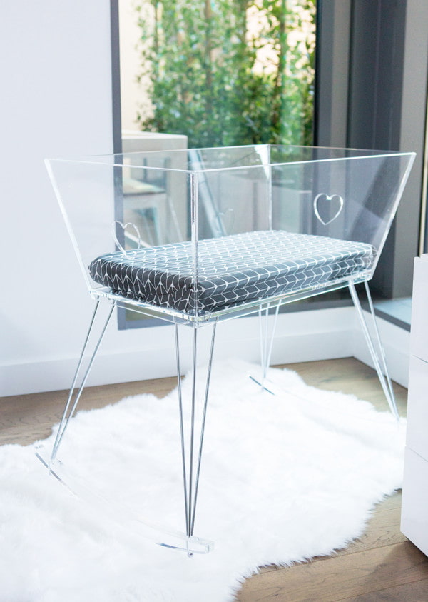 ongebruikelijk ontwerp van een babybedje in het interieur