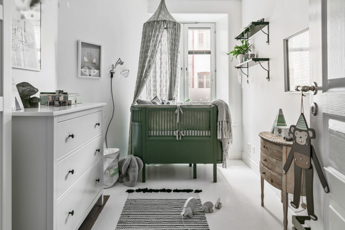 groen wiegje voor een baby in het interieur