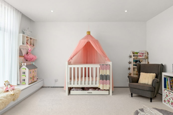 model voor een pasgeboren meisje in het interieur