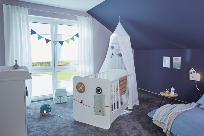 babybedje voor een pasgeboren jongen in het interieur
