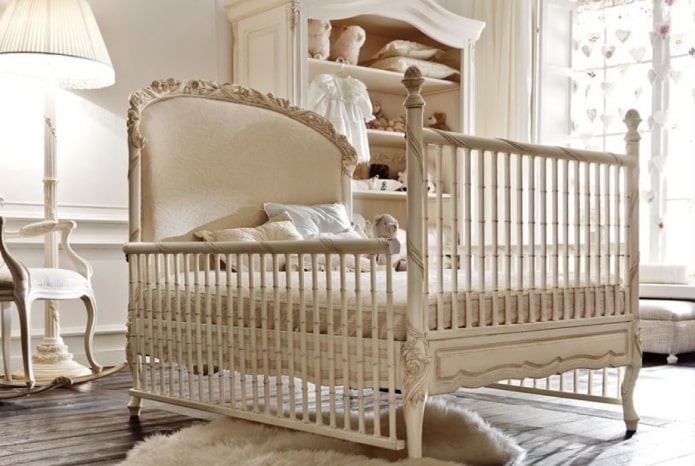gesneden kinderbed in het interieur