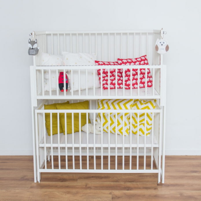 stapelbedje voor een baby in het interieur