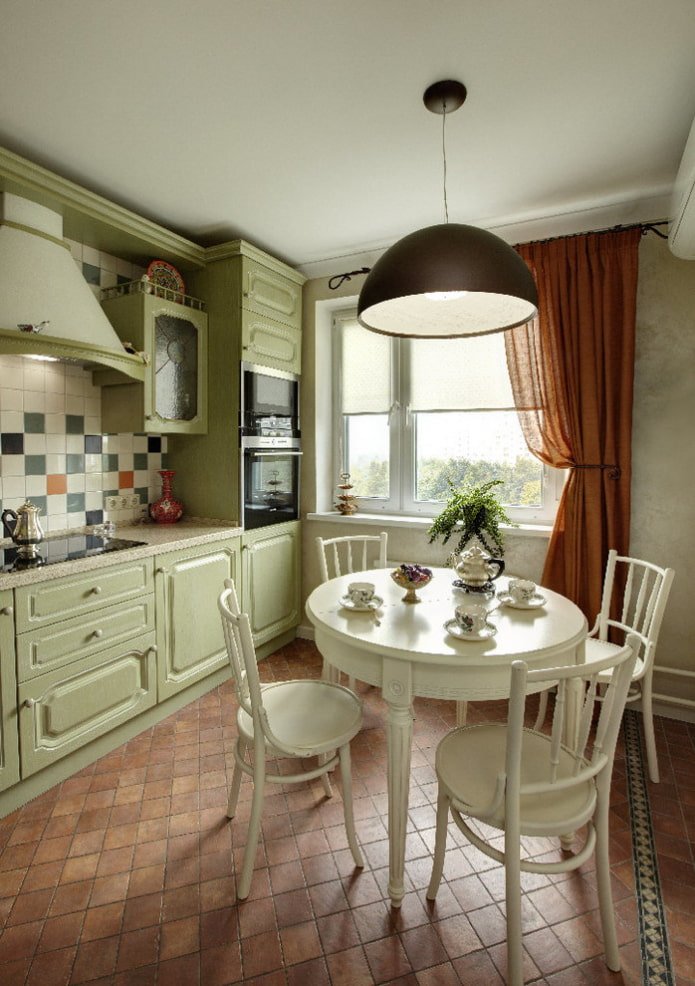 ronde witte tafel in het keukeninterieur