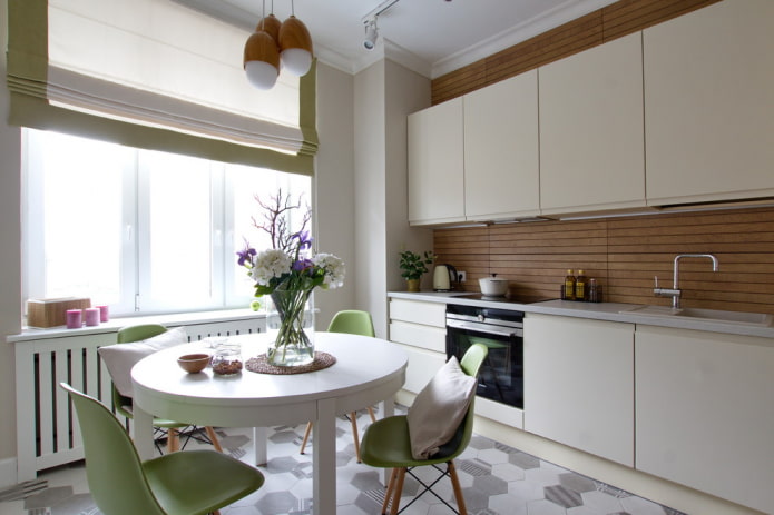 ronde witte tafel in het keukeninterieur
