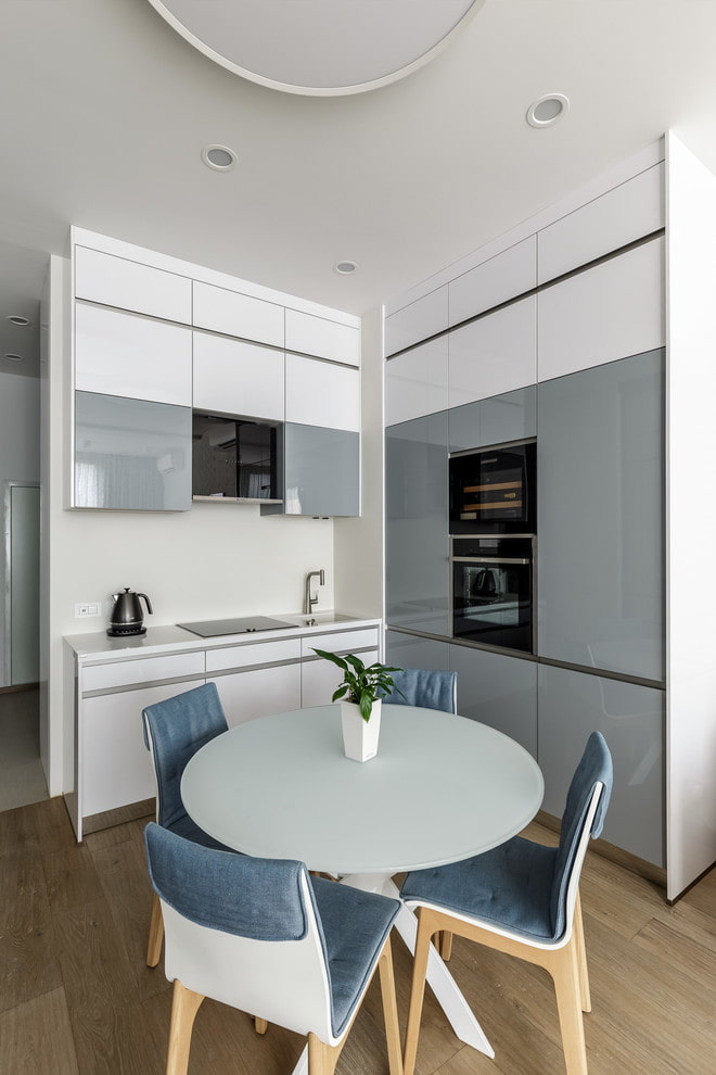 ronde witte tafel in de keuken interieur
