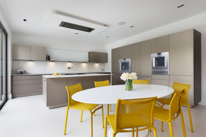 ovale tafel in het keukeninterieur
