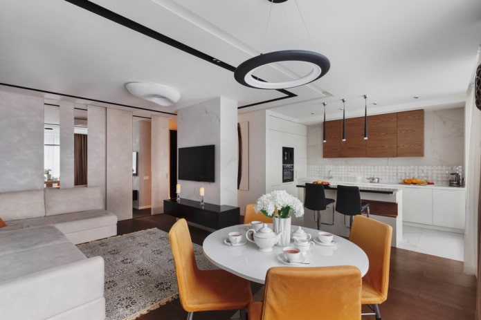 ronde tafel in het interieur van de woonkeuken