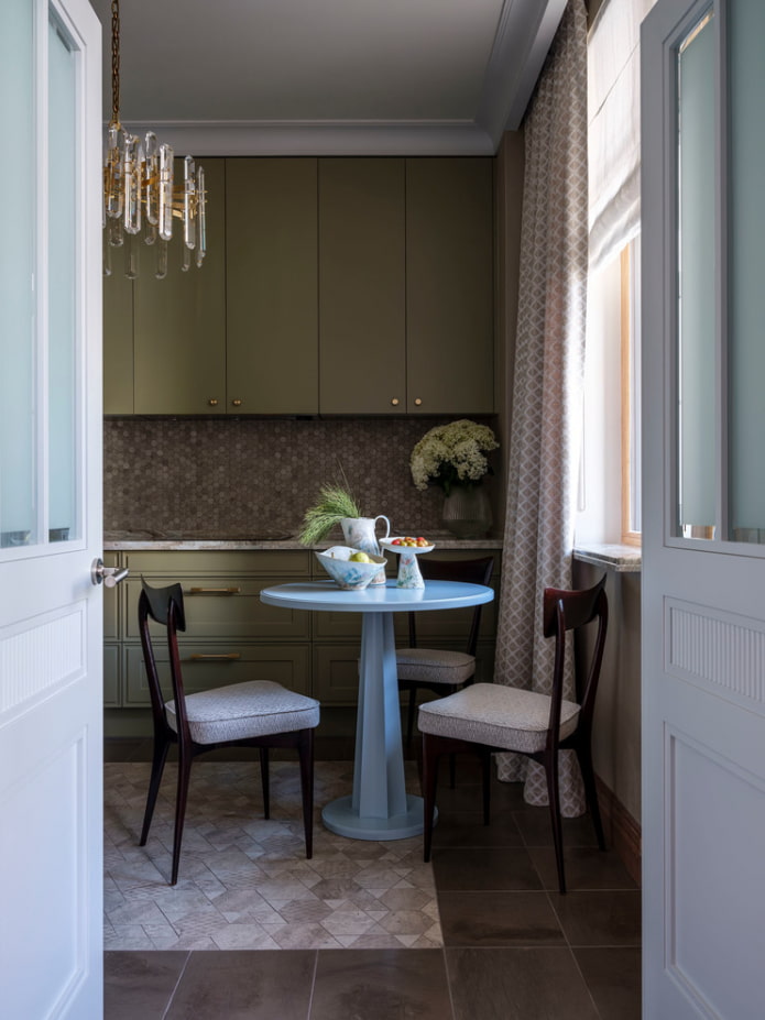 tafel op ??n poot in het keukeninterieur