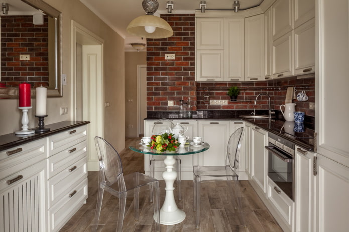 tafel op ??n poot in het keukeninterieur