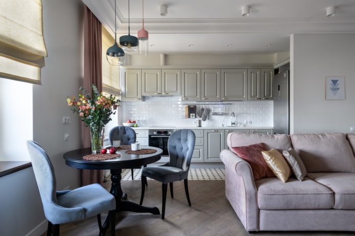 ronde tafel in het interieur van de woonkeuken