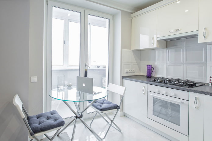ronde glazen tafel in de keuken