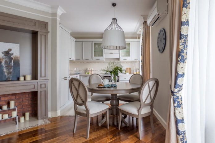 ronde grijze tafel in het keukeninterieur