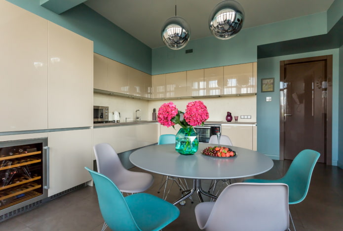 ronde grijze tafel in het keukeninterieur