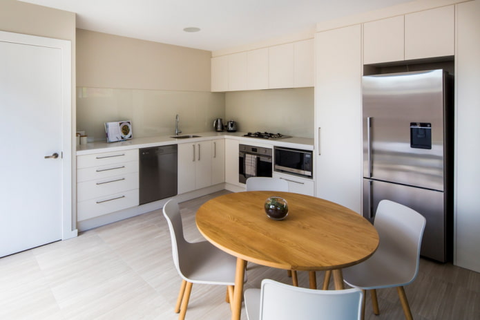 ovale tafel in het keukeninterieur