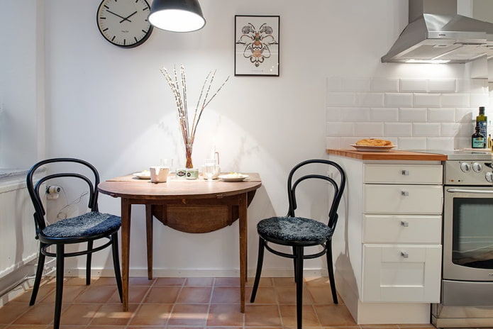 halfronde tafel in het keukeninterieur