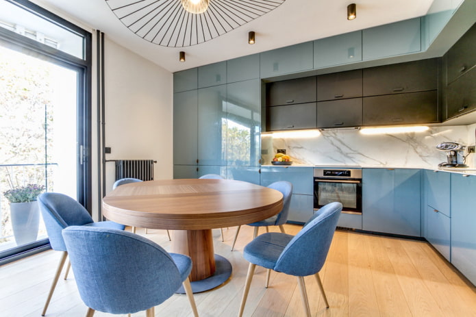 ronde houten tafel in de keuken