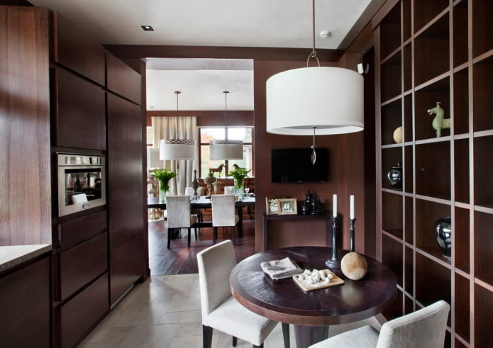 ronde tafel in weng?kleur in het keukeninterieur