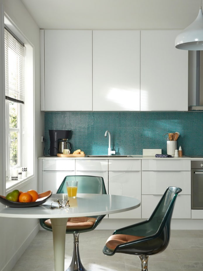 halfronde tafel in het keukeninterieur