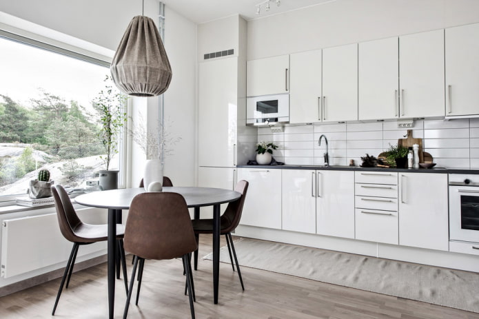 ronde zwarte tafel in het keukeninterieur