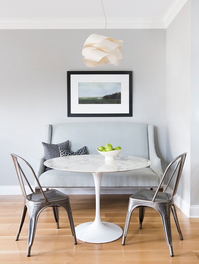 tafel op ??n poot in het keukeninterieur