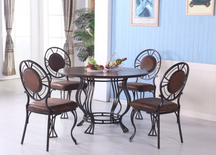 gesmede tafel in het keukeninterieur