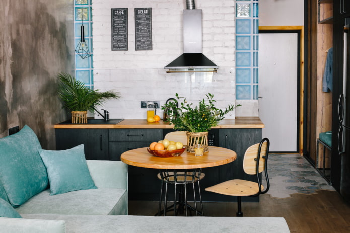 ronde tafel in een loft-keuken