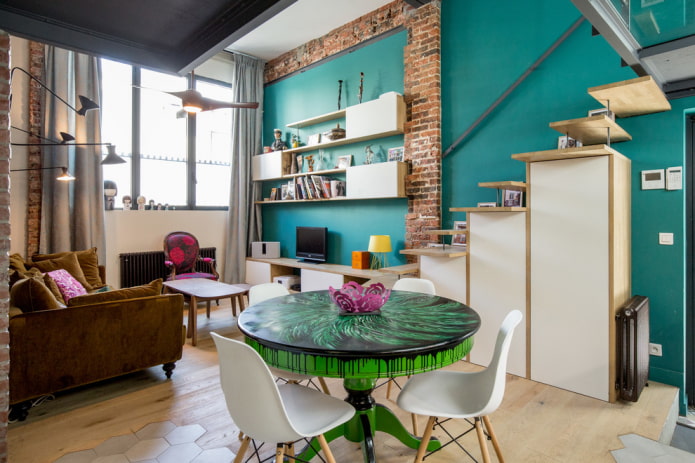 groene ronde tafel in het interieur van de keuken-woonkamer