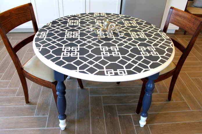 tafel met tegels in het keukeninterieur