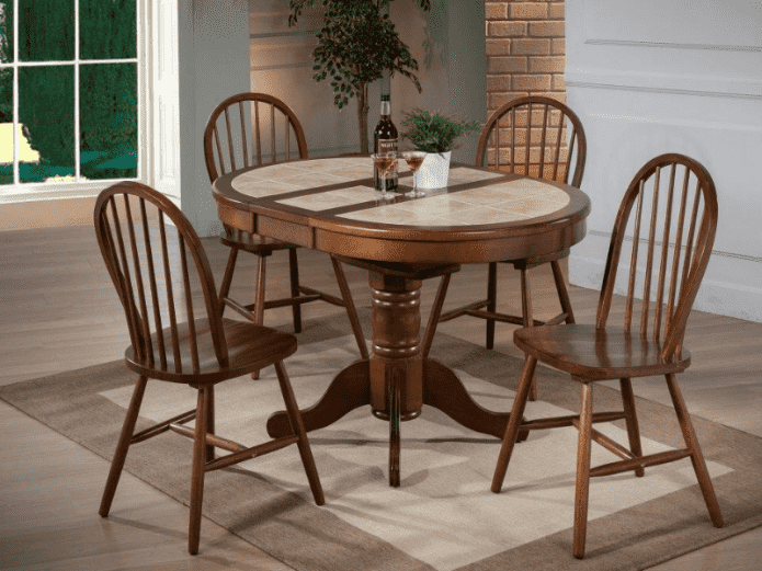 tafel met tegels in het keukeninterieur