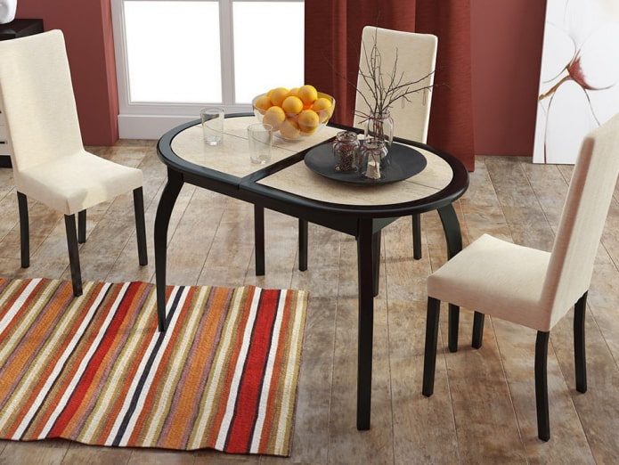 tafel met tegels in het keukeninterieur