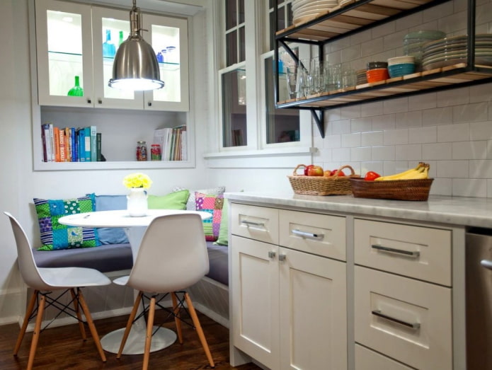 ronde tafel in het keukeninterieur
