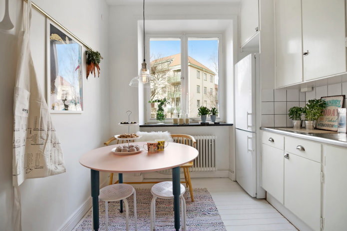 ronde klassieke tafel in de keuken
