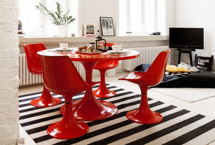 ronde rode tafel in het keuken-woonkamerinterieur