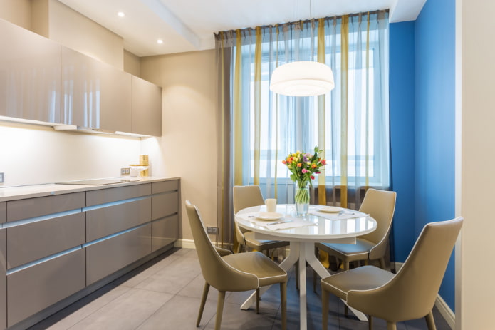 ronde tafel in een moderne keuken