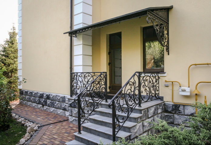 afwerking van de veranda-uitbouw voor het huis