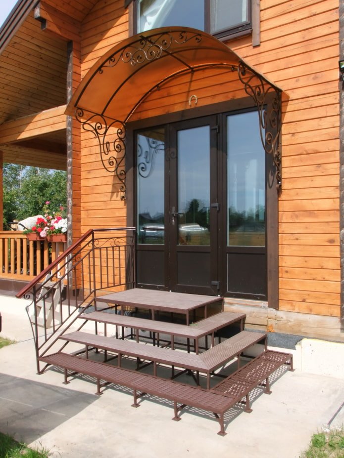 huis met een metalen veranda