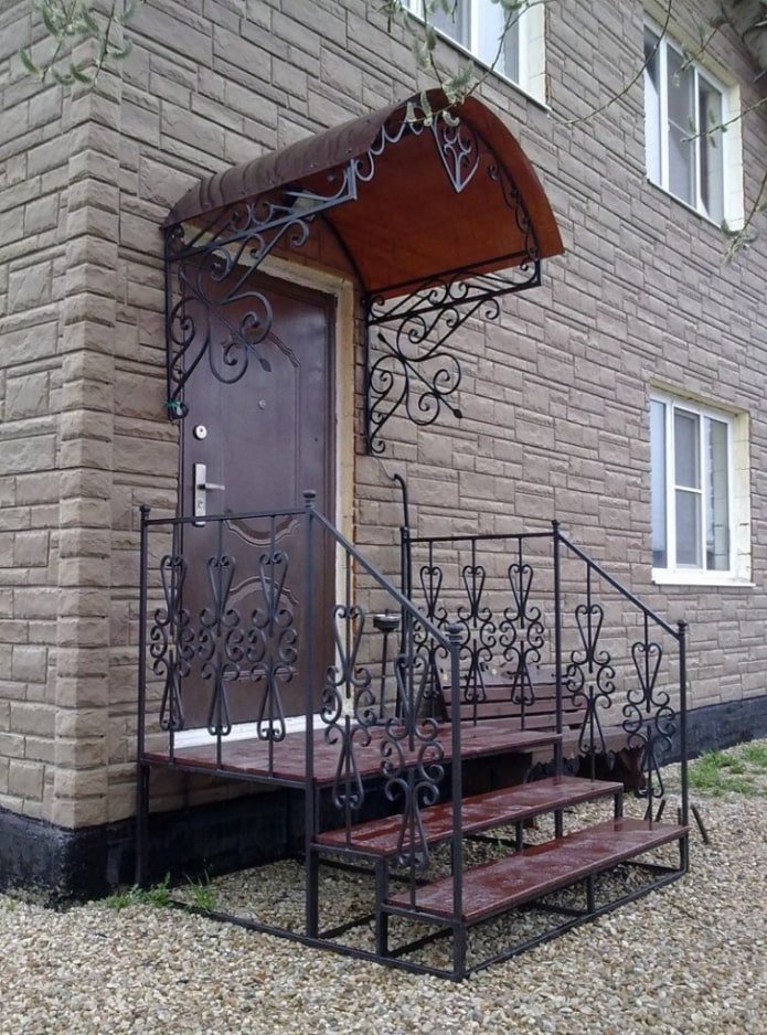 huis met een metalen veranda