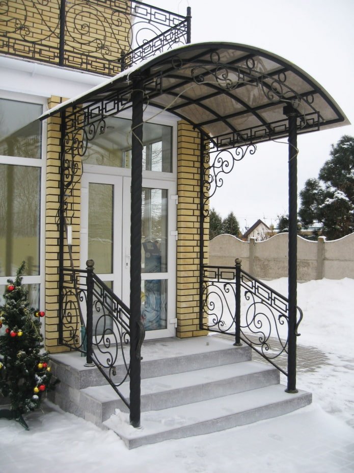 huis met een veranda met een luifel