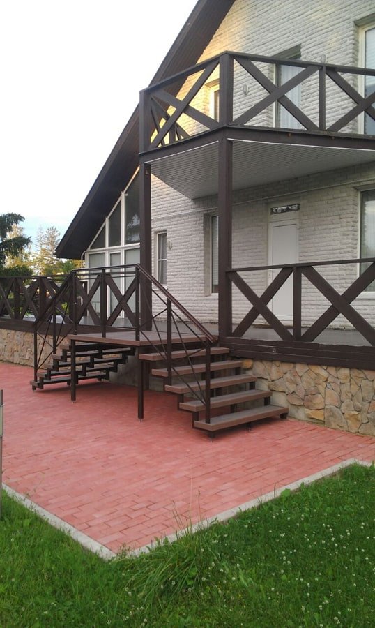 huis met een puntgevelveranda