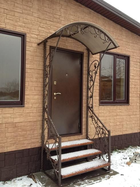 huis met een metalen veranda