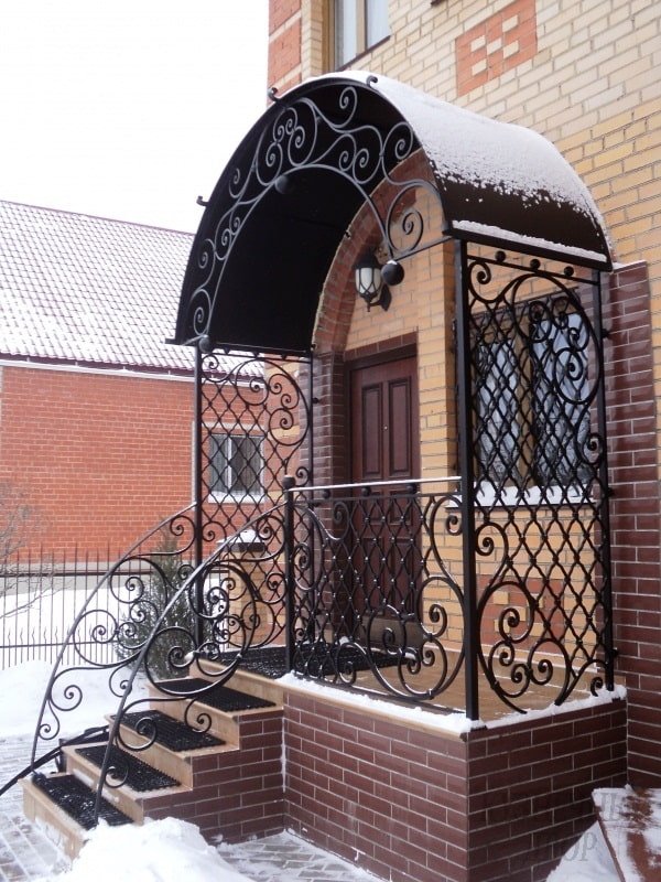 huis met een metalen veranda