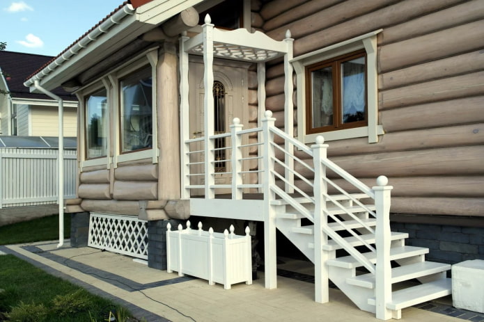 witte veranda van een houten huis