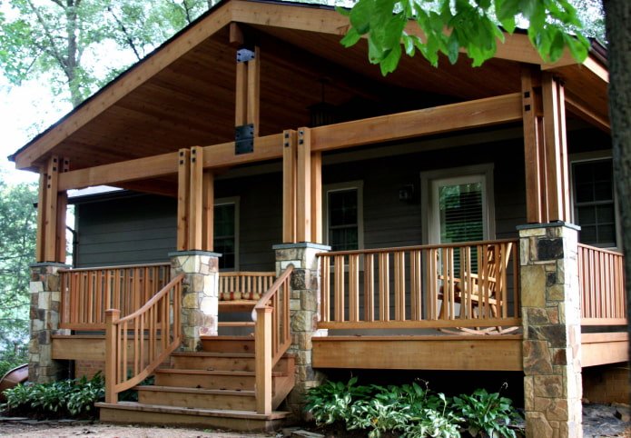 houten huis met veranda-terras