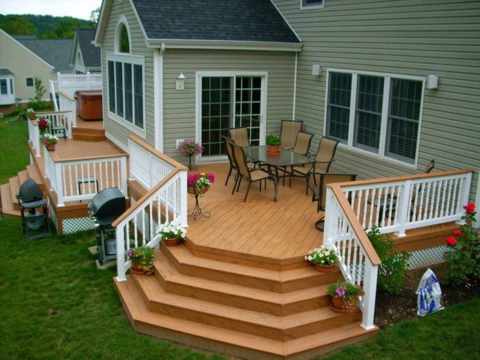 veranda-patio bij het huis 