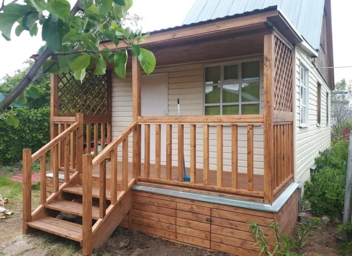 houten veranda bij de datsja